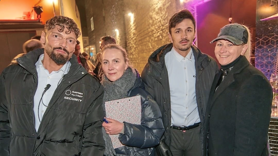 Nicole Polzin (2.v.li.) und Marlies (re.) sind das neue 'Damen-Doppel' an der Gatsby-Tür. Natürlich darf der männliche Support von Security-Chef Dimitar (li.) und Kollege Dominik nicht fehlen. Nicole Polzin (2.v.li.) und Marlies (re.) sind das neue 'Damen-Doppel' an der Gatsby-Tür. Natürlich darf der männliche Support von Security-Chef Dimitar (li.) und Kollege Dominik nicht fehlen.