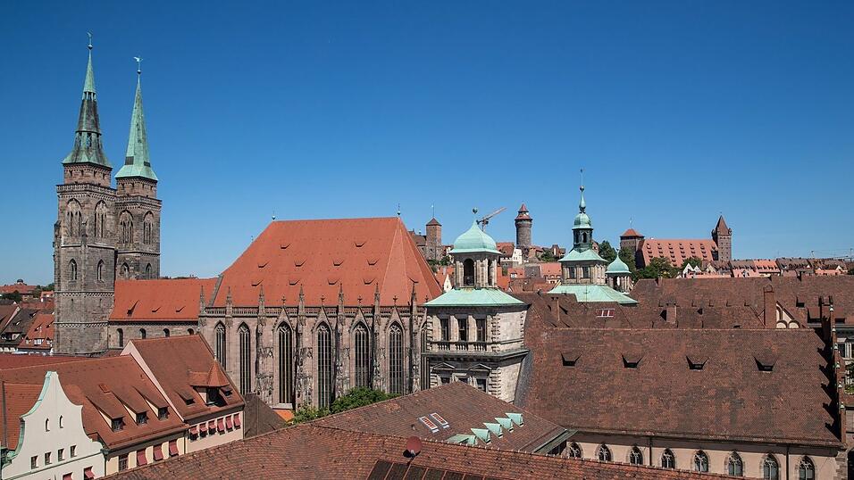 Die Nürnberger Altstadt mit der Sebalduskirche bietet viel historische Kulisse. (Archivbild) Die Nürnberger Altstadt mit der Sebalduskirche bietet viel historische Kulisse. (Archivbild)