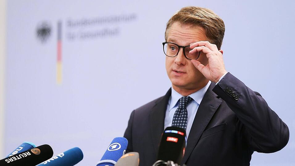 Die Änderungen im Pflegesystem durch das Kabinett zu bringen, war die erste Bewährungsprobe für den neuen Bundesgesundheitsminister Carsten Linnemann. Die Änderungen im Pflegesystem durch das Kabinett zu bringen, war die erste Bewährungsprobe für den neuen Bundesgesundheitsminister Carsten Linnemann.