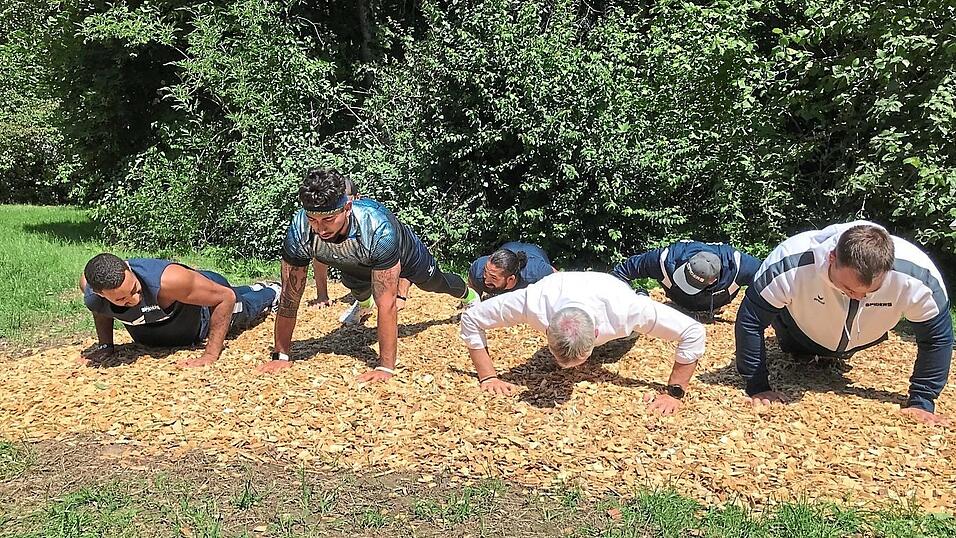 Kurz vor dem Gäubodenvolksfest stellte Oberbürgermeister Markus Pannermayr zusammen mit den Spiders-Spielern bei den Liegestützen seine Fitness und Volksfesttauglichkeit unter Beweis.