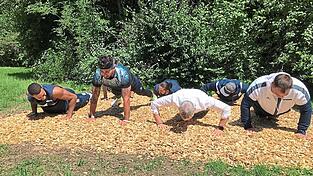 Kurz vor dem Gäubodenvolksfest stellte Oberbürgermeister Markus Pannermayr zusammen mit den Spiders-Spielern bei den Liegestützen seine Fitness und Volksfesttauglichkeit unter Beweis. Kurz vor dem Gäubodenvolksfest stellte Oberbürgermeister Markus Pannermayr zusammen mit den Spiders-Spielern bei den Liegestützen seine Fitness und Volksfesttauglichkeit unter Beweis.