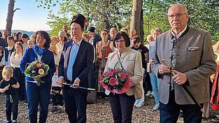 Für die Ehefrauen der beiden Schirmherren Prof. Dr. Rainer Rupprecht und Franz Löffler gab es Blumen. Für die Ehefrauen der beiden Schirmherren Prof. Dr. Rainer Rupprecht und Franz Löffler gab es Blumen.