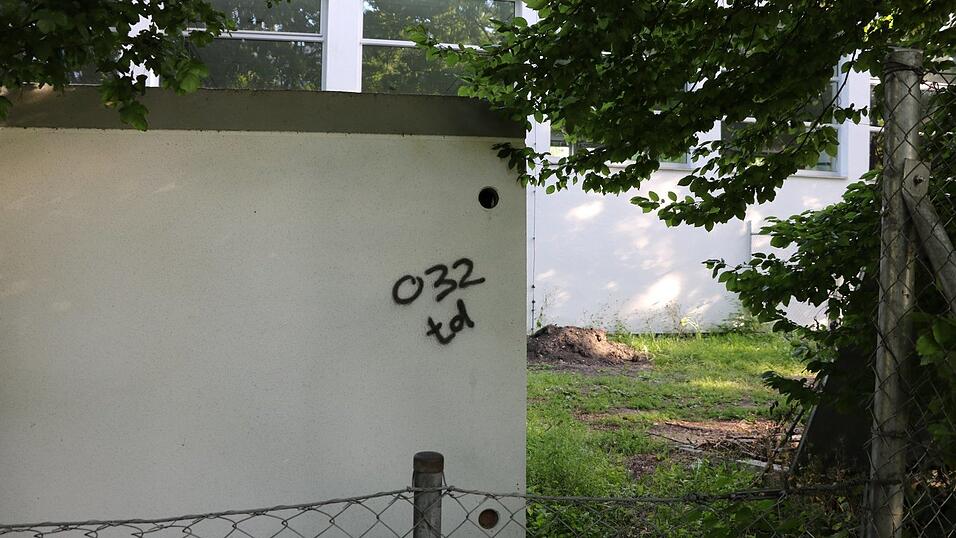 84032 ist die Postleitzahl des Landshuter Stadtteils Wolfgangsiedlung. Die Ziffernfolge 032 tauchte als Graffiti an Hausw&auml;nden und Mauern zuletzt h&auml;ufig auf, nicht nur in der Wolfgangsiedlung. Postleitzahlen werden in der Bandenszene zur Reviermarkierung verwendet.