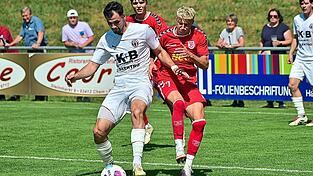Chams Lucas Chrubasik (l.) - hier im Zweikampf mit Fabian Ziegler - wuchtet in der Nachspielzeit den Ball zum Sieg des ASV in die Regensburger Maschen.
