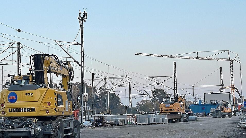 Derzeit braucht man an der Großbaustelle am Osterhofener Bahnhof noch eine gehörige Portion Vorstellungskraft, um sich auszumalen, dass hier in weniger als sieben Wochen wieder Reisende ein- und aussteigen sollen. Derzeit braucht man an der Großbaustelle am Osterhofener Bahnhof noch eine gehörige Portion Vorstellungskraft, um sich auszumalen, dass hier in weniger als sieben Wochen wieder Reisende ein- und aussteigen sollen.