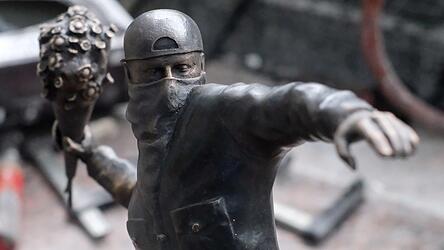 Das Banksy-Motiv „Flower Thrower“ ist weltweit bekannt. Melissa Kraus nahm die Herausforderung an, das eindimensionale Graffiti als Statue zu verwirklichen.