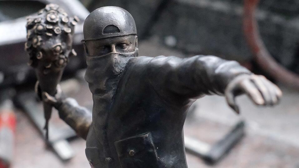 Das Banksy-Motiv „Flower Thrower“ ist weltweit bekannt. Melissa Kraus nahm die Herausforderung an, das eindimensionale Graffiti als Statue zu verwirklichen.