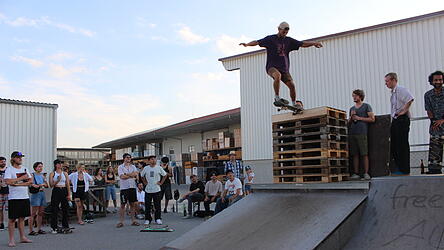 Mehr als 100 Zuschauer fanden sich über den Tag hinweg am Park ein, um Freunde und Familie auf dem Skateboard anzufeuern.
