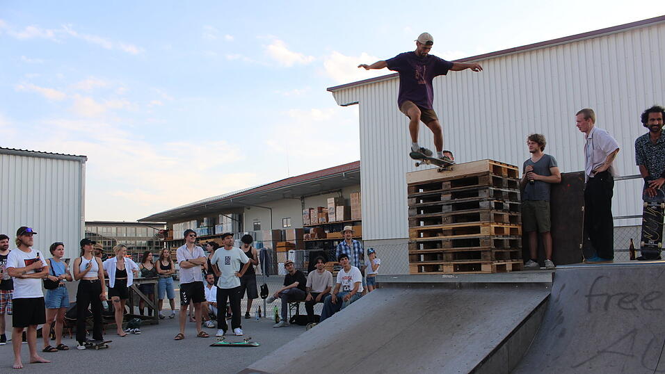 Mehr als 100 Zuschauer fanden sich über den Tag hinweg am Park ein, um Freunde und Familie auf dem Skateboard anzufeuern. Mehr als 100 Zuschauer fanden sich über den Tag hinweg am Park ein, um Freunde und Familie auf dem Skateboard anzufeuern.