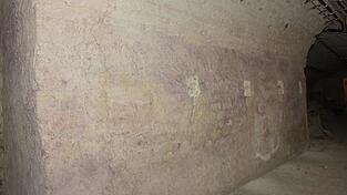 Liegt genau hinter dieser Wand Agnes Bernauer? Dr. Gerald Dobler w&uuml;rde gerne sichergehen.