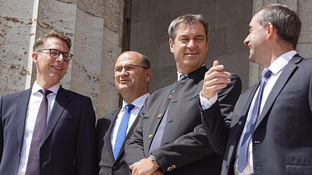 Die Regierungsmitglieder Markus Blume, Albert F&uuml;racker, Markus S&ouml;der und Hubert Aiwanger auf der Walhalla (von links). Kommen Gel&auml;nder oder gibt es &bdquo;weichere&ldquo; Alternativen?