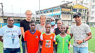 Im Oktober 2021 wurden bei einer Talentsichtung drei Jungs ausgewählt, die jetzt in der Academia Alemana de Fútbol Popayán von Ingomar Weiß (Vierter von links) und Oliver Neumüller (Zweiter von links) eine umfassende fußballerische Ausbildung erhalten.