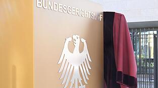 Die rote Robe ist seit Jahrzehnten Amtstracht an Deutschlands obersten Gerichtsh&ouml;fen.