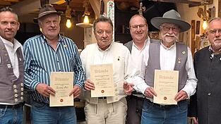 Vorsitzender Christian Meier (l.), zweiter Vorsitzender Andreas Kleeberger (4.v.l.) und Altbürgermeister Toni Neumaier (r.) mit den Geehrten (v.l.) Rudolf Ottl, Michael Dittrich und Franz Schuhmann. Vorsitzender Christian Meier (l.), zweiter Vorsitzender Andreas Kleeberger (4.v.l.) und Altbürgermeister Toni Neumaier (r.) mit den Geehrten (v.l.) Rudolf Ottl, Michael Dittrich und Franz Schuhmann.