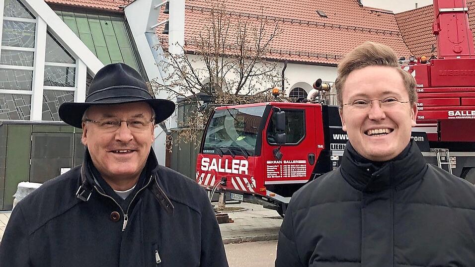 Bischof Rudolf Voderholzer (l.) und Kaplan Alexander Röse verfolgten das Geschehen. Bischof Rudolf Voderholzer (l.) und Kaplan Alexander Röse verfolgten das Geschehen.