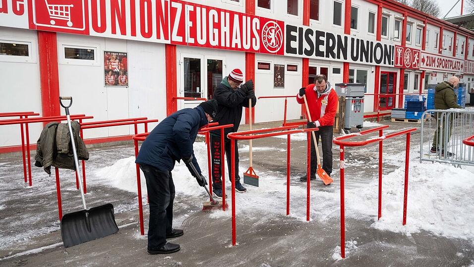 Freiwillige Fans des 1. FC Union befreien Wege und Parkplätze am und im Stadion An der Alten Försterei von Schnee. Freiwillige Fans des 1. FC Union befreien Wege und Parkplätze am und im Stadion An der Alten Försterei von Schnee.