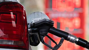 Wegen eines Streits um die Reihenfolge beim Tanken musste in Augsburg eine Polizeistreife anrücken. (Symbolfoto) Wegen eines Streits um die Reihenfolge beim Tanken musste in Augsburg eine Polizeistreife anrücken. (Symbolfoto)