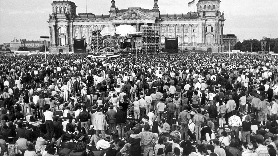 Am 6. Juni 1987 trat David Bowie vor dem Reichstagsgebäude in (West-)Berlin auf. Am 6. Juni 1987 trat David Bowie vor dem Reichstagsgebäude in (West-)Berlin auf.