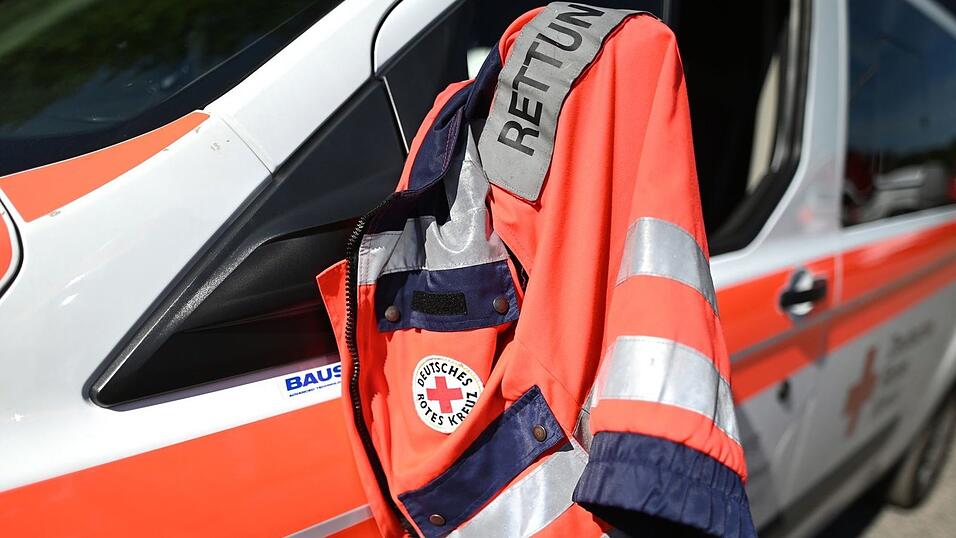 Sanit&auml;ter bringen die Verletzten in Krankenh&auml;user. (Symbolbild)