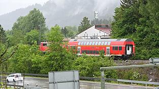 Die Lok und ein Wagon des verunglückten Zugs stehen an der Unglücksstelle auf dem Gleis.