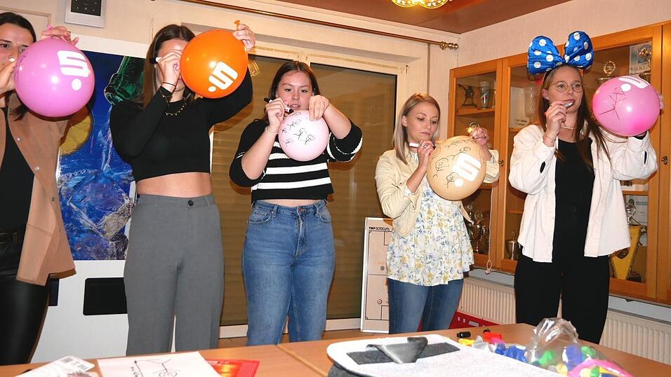 Voll Konzentration zeichneten die Damen ihre Männchen auf die Ballone. Voll Konzentration zeichneten die Damen ihre Männchen auf die Ballone.