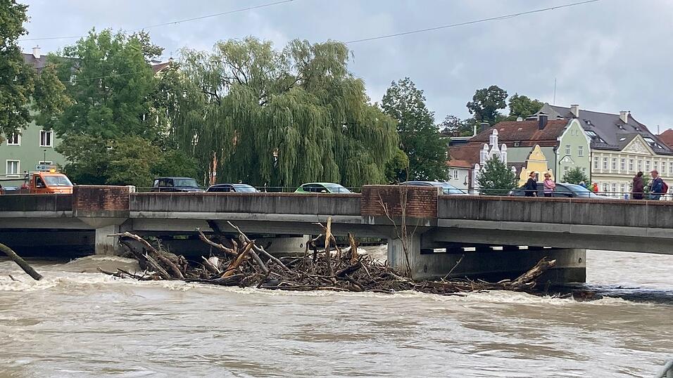 Teilweise f&uuml;hrt der Fluss ganze B&auml;ume, aber vor allem zahlreiche &Auml;ste mit sich.&nbsp;