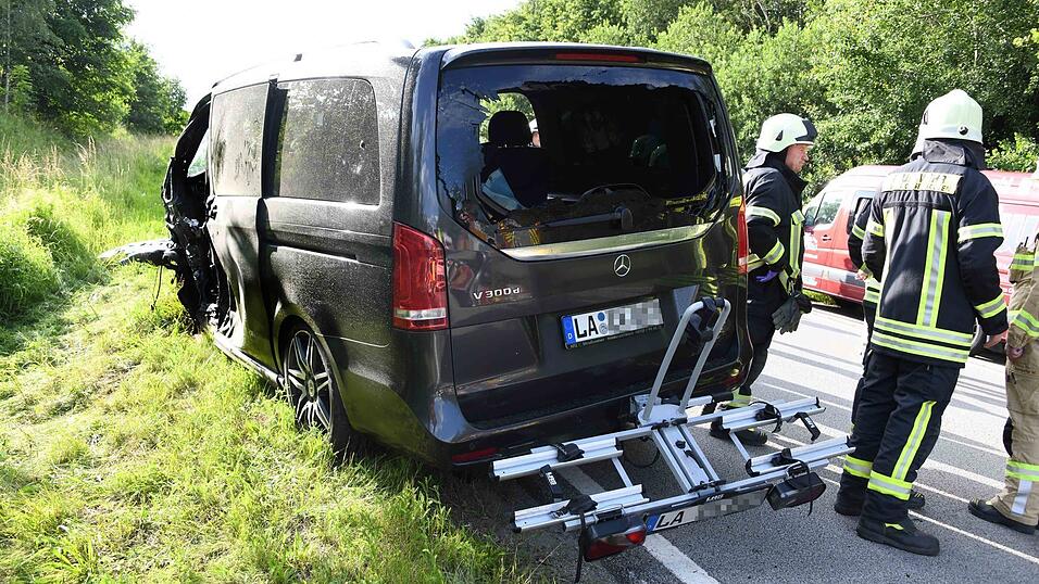 Bei dem Unfall verletzten sich drei Personen, einschließlich der Unfallverursacherin.