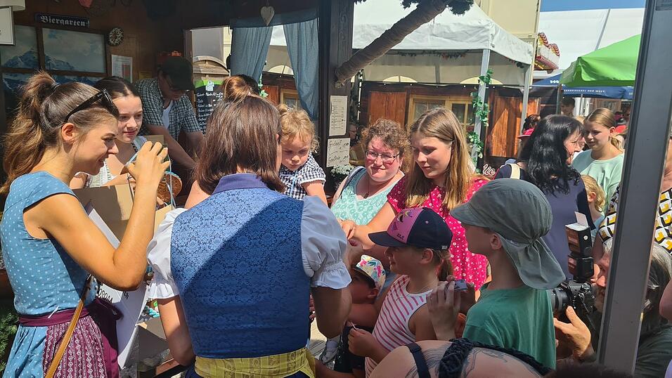Marion Schieder, bekannte Moderatorin bei Antenne Bayern, besuchte am Donnerstag das Chamer Volksfest. Marion Schieder, bekannte Moderatorin bei Antenne Bayern, besuchte am Donnerstag das Chamer Volksfest.