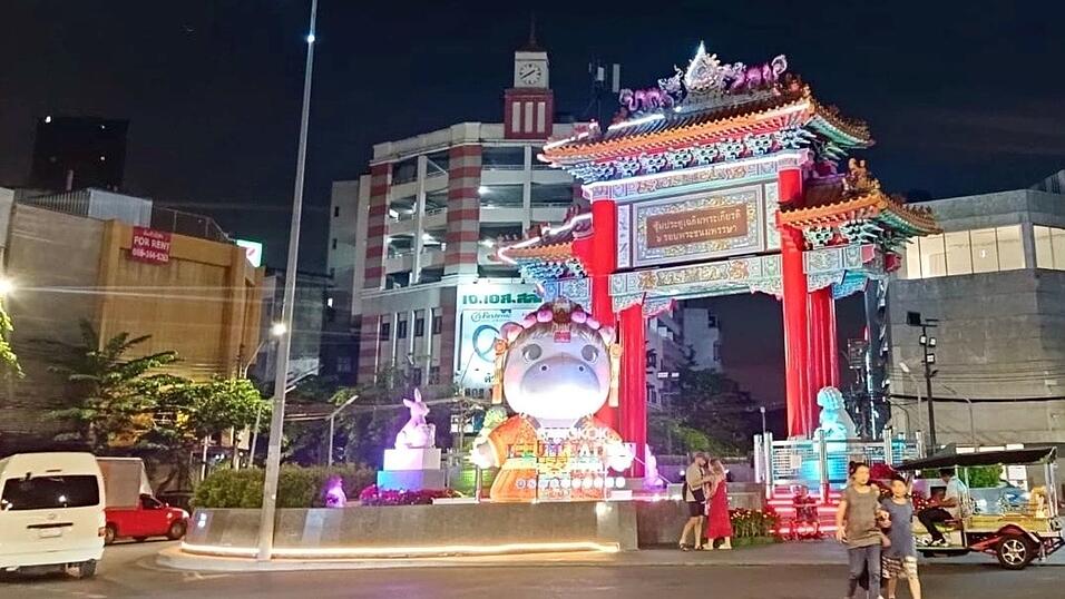 Das «Bangkok Illumination Festival» hatte Moo Deng zum Maskottchen auserkoren und riesige Skulpturen aufgestellt.