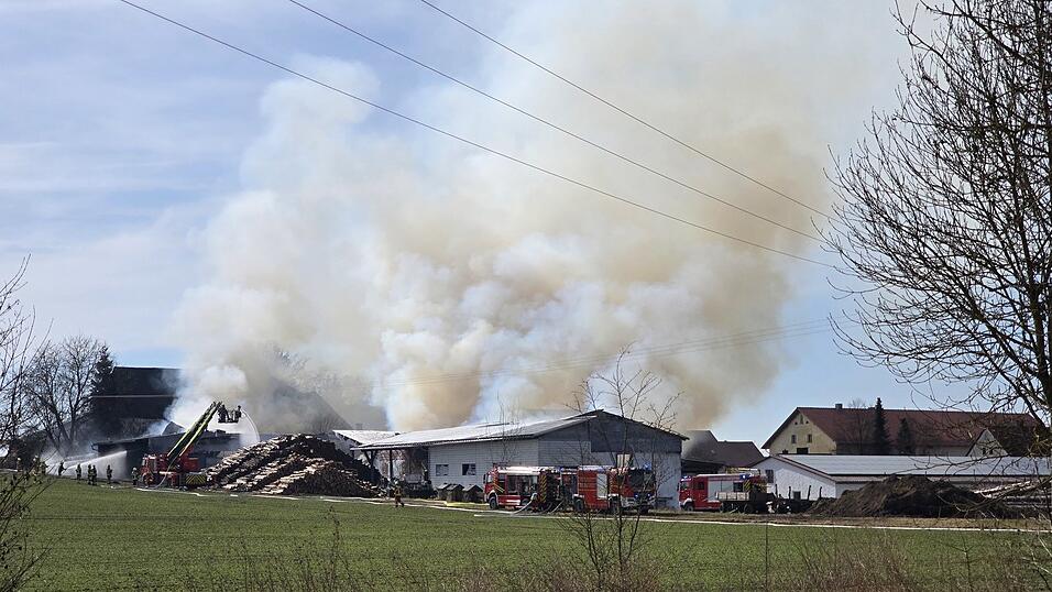 Die Feuerwehr r&uuml;ckte mit zahlreichen Kr&auml;ften an, um den Brand zu bek&auml;mpfen.
