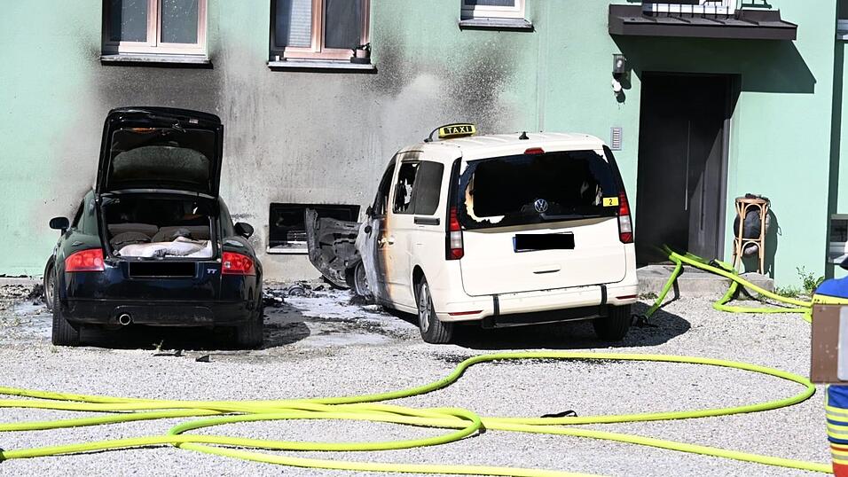 Vor dem Haus parkende Fahrzeuge wurden besch&auml;digt.