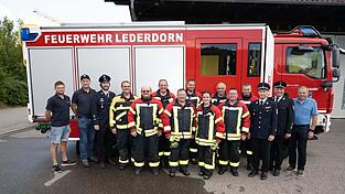 Stolz auf die neuen Tr&auml;ger der Leistungsabzeichen: Zweiter Kommandant Bernhard Weber (v. l.), Kommandant Josef Wei&szlig;thanner, Schiedsrichter Martin Silberbauer, Kreisbrandinspektor Andreas Bergbauer, Maschinist Markus Eder, Hubert Weindl, Alfred Klein, Tom Heigl, Michaela B&ouml;hm, G&uuml;nther Hartl, Matthias Klein, Vorsitzender Markus Weber, Schiedsrichter Daniel Iglhaut, Ehrenkreisbrandrat Johann Weber und 2. B&uuml;rgermeister Max Altmann.