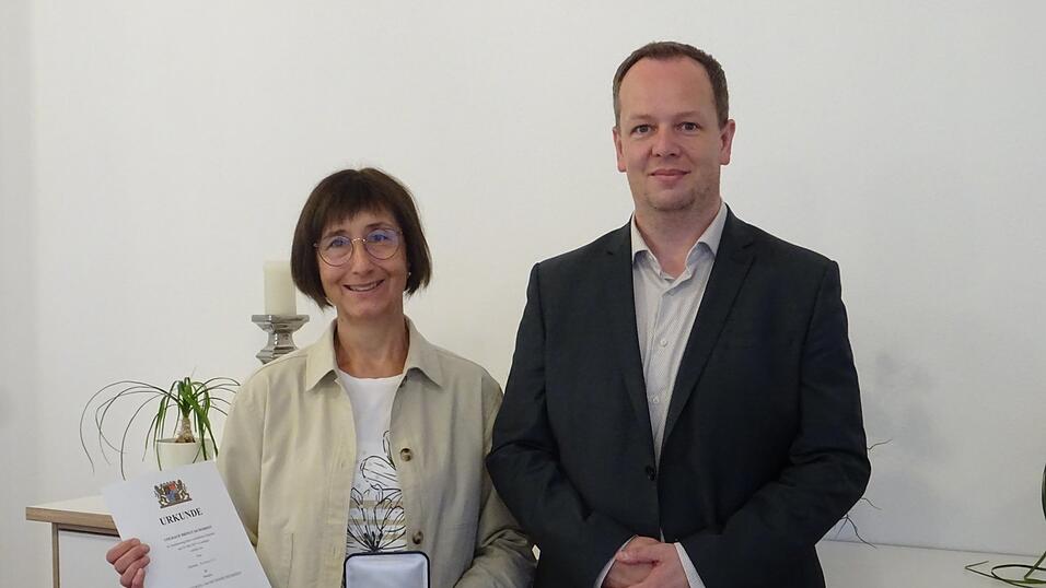 Die Adlkofenerin Christine Schmailzl mit der Urkunde und der Courage-Medaille zusammen mit Bürgermeister Lars Wassereck. Die Adlkofenerin Christine Schmailzl mit der Urkunde und der Courage-Medaille zusammen mit Bürgermeister Lars Wassereck.