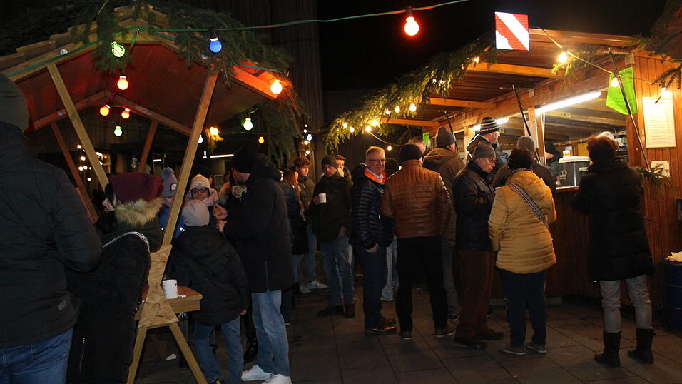 Bei einer Tasse Glühwein konnten die Besucher des Christkindlmarktes plaudern.