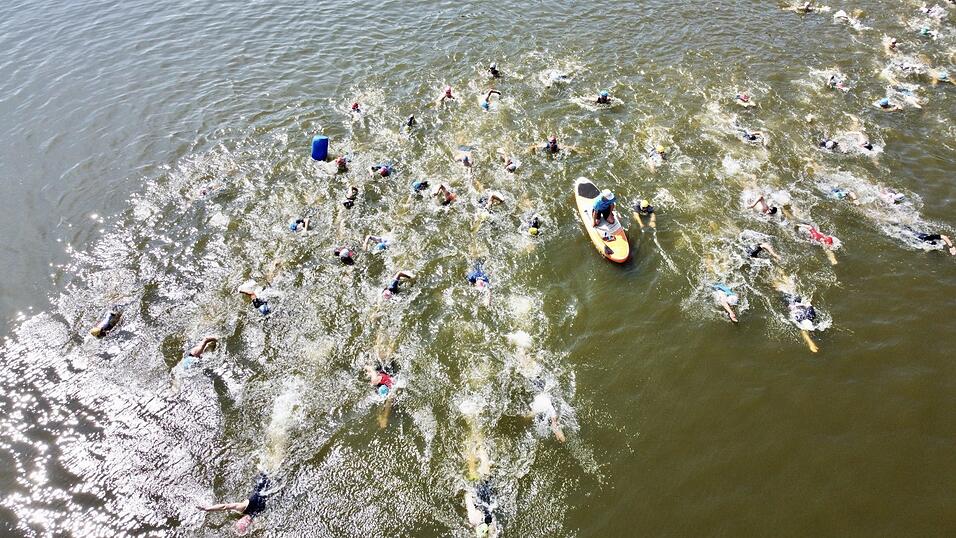Die Schwimmer starteten aus Sicherheitsgründen in mehreren Wellen. Die Schwimmer starteten aus Sicherheitsgründen in mehreren Wellen.