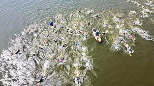 Die Schwimmer starteten aus Sicherheitsgründen in mehreren Wellen. Die Schwimmer starteten aus Sicherheitsgründen in mehreren Wellen.