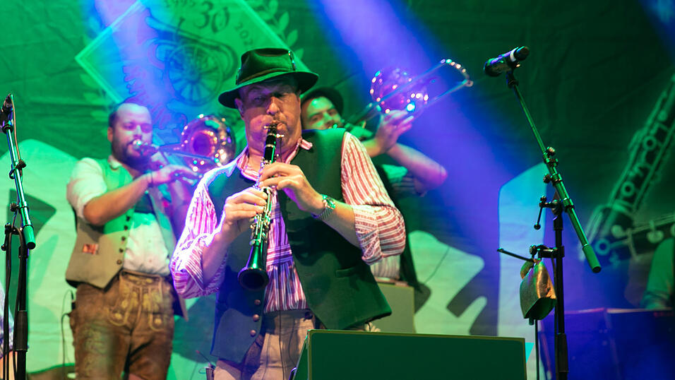 Echte Blasmusikfans lie&szlig;en sich auch den zweiten Auftritt in Folge am Dienstagabend nicht entgehen.