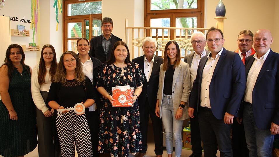 Krippenleiterin Stefanie Pöllmann (Sechste von links) und ihre Kolleginnen freuen sich mit der BRK-Familie um Vorsitzenden Theo Zellner (Siebter von links) und Bürgermeister Martin Stoiber (Dritter von rechts) über die neue Krippe. Als Geschenk gab es unter anderem ein BRK-Lätzchen. Krippenleiterin Stefanie Pöllmann (Sechste von links) und ihre Kolleginnen freuen sich mit der BRK-Familie um Vorsitzenden Theo Zellner (Siebter von links) und Bürgermeister Martin Stoiber (Dritter von rechts) über die neue Krippe. Als Geschenk gab es unter anderem ein BRK-Lätzchen.