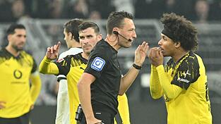 Karim Adeyemi (re.) war auf dem Platz wieder emotional - und &auml;rgerte sich wenig sp&auml;ter &uuml;ber seine Auswechslung.