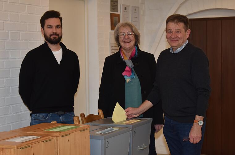 Helmut Neudecker (rechts) bei der Stimmabgabe in Baierbach mit Amtsinhaberin Luise Hausberger und Gemeinderat Andreas Gillhuber als Wahlvorstand. Er wurde mit einem deutlichen Votum als B&uuml;rgermeister von Baierbach gew&auml;hlt.&emsp;