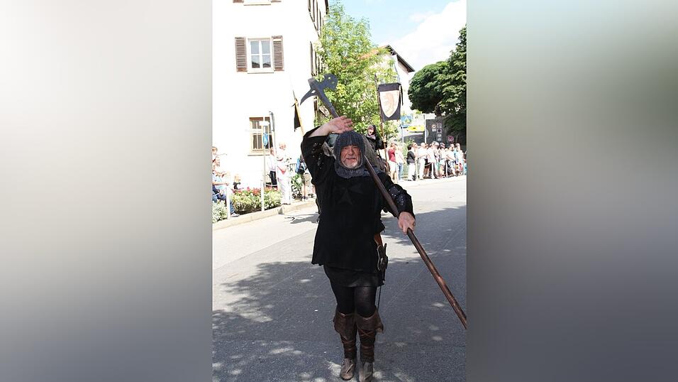 Die schönsten Augenblicke des historischen Drachenstich-Festzuges 2016. Die schönsten Augenblicke des historischen Drachenstich-Festzuges 2016.