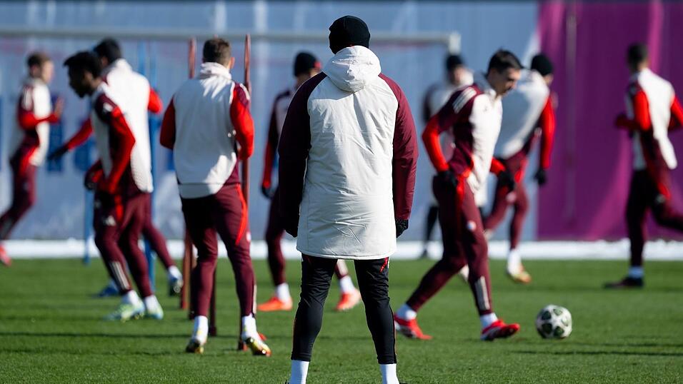Bayern-Trainer Vincent Kompany (vorne) beobachtet seine Spieler beim Training.