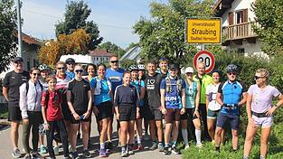20 Läufer und Radfahrer begleiteten Extremsportlerin Joyce Hübner (rechts) bei ihrem 100. Marathon von Hunderdorf nach Obertunding.