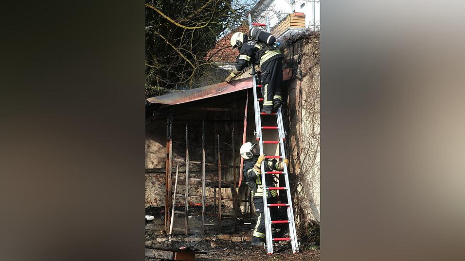 Mit einem schnellen Eingreifen der Freiwilligen Feuerwehr war der Brand einer Gartenlaube rasch im Griff.