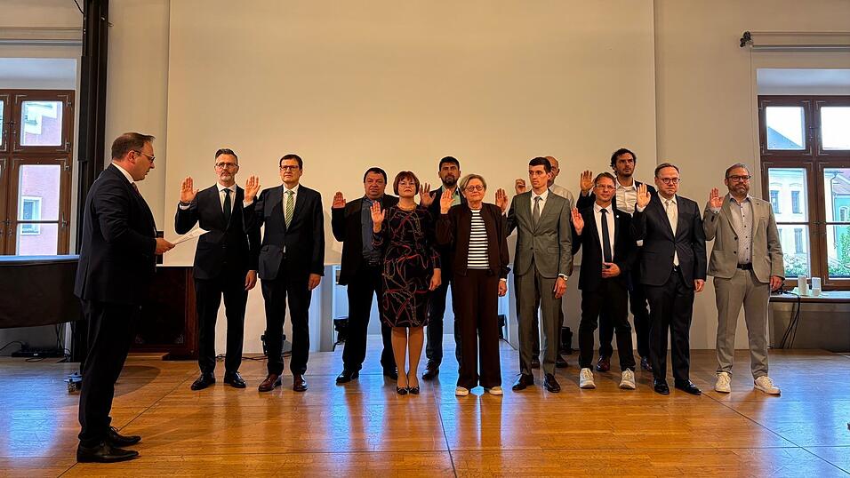 Die Hälfte im 24-köpfigen Gremium sind neue Stadträte: Bürgermeister Martin Stoiber vereidigt am Donnerstagabend Peter Bauernfeind, Dr. Holger Adam, Andreas Heimerl, Regina Michel, Christian Groitl, Barbara Dietzko, Markus Wanninger, Mario Haselsteiner, Tobias Muhr, Michael Heigl, Rainer Traurig und Christian Eidenhardt. Die Hälfte im 24-köpfigen Gremium sind neue Stadträte: Bürgermeister Martin Stoiber vereidigt am Donnerstagabend Peter Bauernfeind, Dr. Holger Adam, Andreas Heimerl, Regina Michel, Christian Groitl, Barbara Dietzko, Markus Wanninger, Mario Haselsteiner, Tobias Muhr, Michael Heigl, Rainer Traurig und Christian Eidenhardt.
