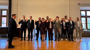 Die Hälfte im 24-köpfigen Gremium sind neue Stadträte: Bürgermeister Martin Stoiber vereidigt am Donnerstagabend Peter Bauernfeind, Dr. Holger Adam, Andreas Heimerl, Regina Michel, Christian Groitl, Barbara Dietzko, Markus Wanninger, Mario Haselsteiner, Tobias Muhr, Michael Heigl, Rainer Traurig und Christian Eidenhardt. Die Hälfte im 24-köpfigen Gremium sind neue Stadträte: Bürgermeister Martin Stoiber vereidigt am Donnerstagabend Peter Bauernfeind, Dr. Holger Adam, Andreas Heimerl, Regina Michel, Christian Groitl, Barbara Dietzko, Markus Wanninger, Mario Haselsteiner, Tobias Muhr, Michael Heigl, Rainer Traurig und Christian Eidenhardt.