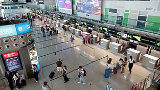 Auf der Webseite des Airports auf der Mittelmeerinsel Sizilien werden nur noch wenige Flüge als gestrichen angezeigt. (Archivbild) Auf der Webseite des Airports auf der Mittelmeerinsel Sizilien werden nur noch wenige Flüge als gestrichen angezeigt. (Archivbild)