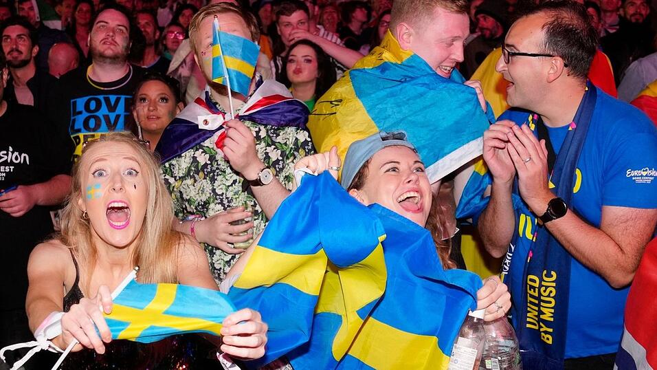 Schwedische Fans feiern, während die Stimmen ausgezählt werden. Schwedische Fans feiern, während die Stimmen ausgezählt werden.