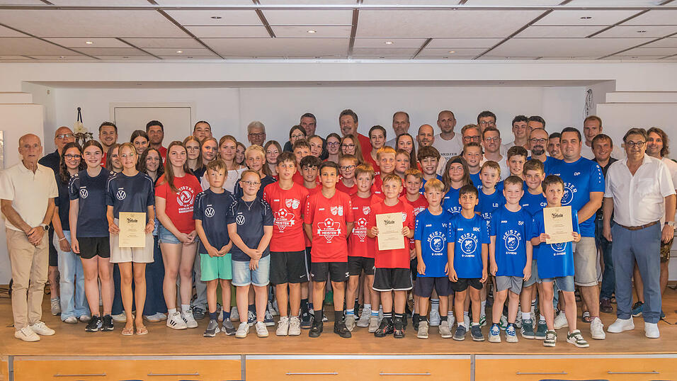 Alle geehrten Sportler samt ihrer Trainer und Betreuer sowie den drei Bürgermeistern der Stadt Rottenburg. Alle geehrten Sportler samt ihrer Trainer und Betreuer sowie den drei Bürgermeistern der Stadt Rottenburg.
