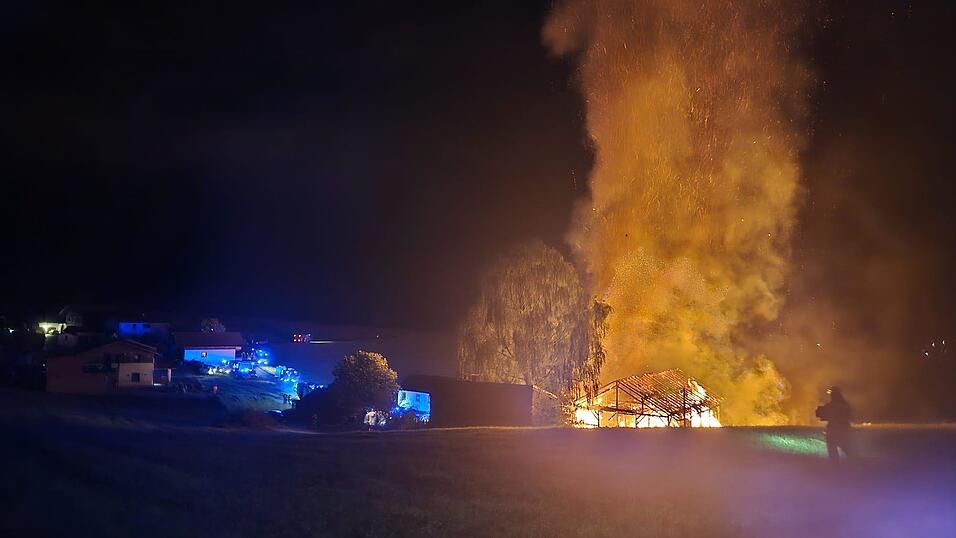 Beim Eintreffen der Feuerwehrleute stand der Stall bereits in Vollbrand.&nbsp;